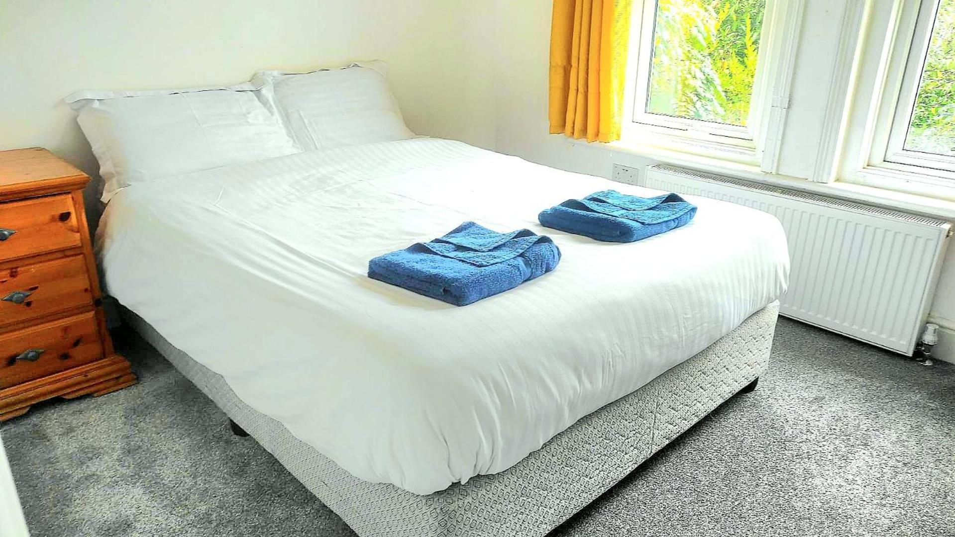 Flat-C, 4 Adults, 20 Mins To Beach, Netflix, Wifi, Sleeps 4 Adults Bournemouth Exterior photo